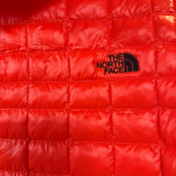 The North Face Women”s Bright Red Puffer Jacket NEW - Picture 11 of 11